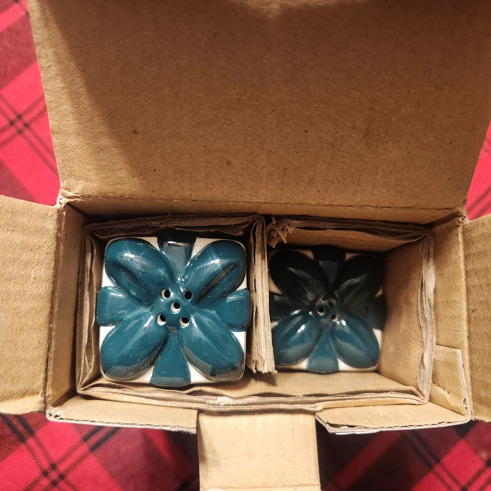 Pfaltzgraff Winterberry Salt & Pepper Set In Original Box